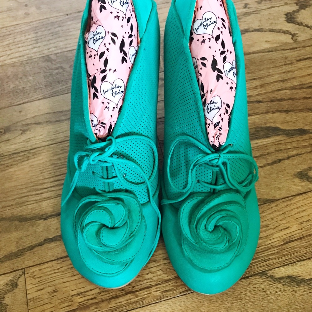 BRAND New Vintage style aqua heels
